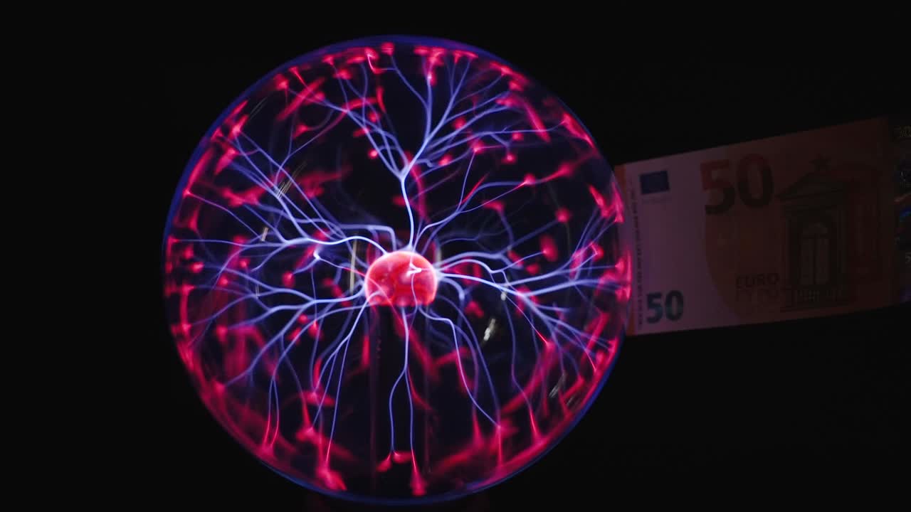 la bola de plasma redonda dentro de la habitación oscura en estonia