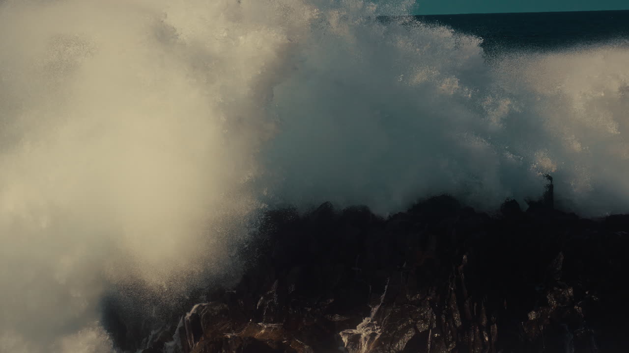 fuertes olas chocando contra las rocas
