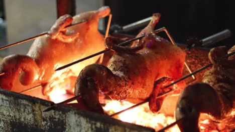asado secuencial de pollos en una estufa giratoria.