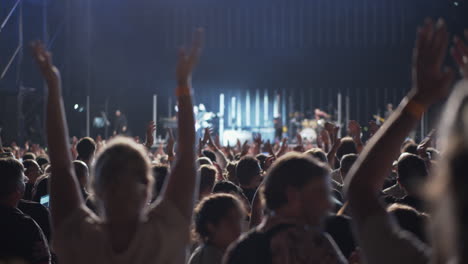 Applaus-Für-Die-Tolle-Musikalische-Darbietung