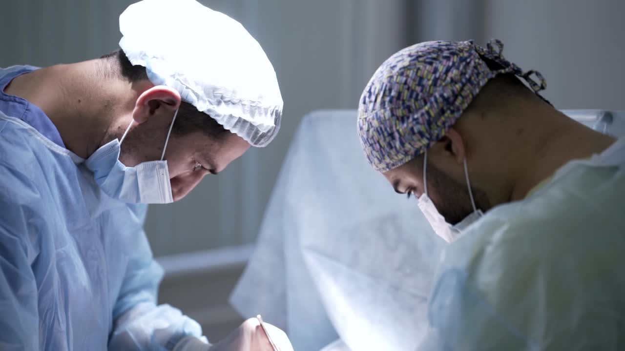 cirujanos que realizan una operación