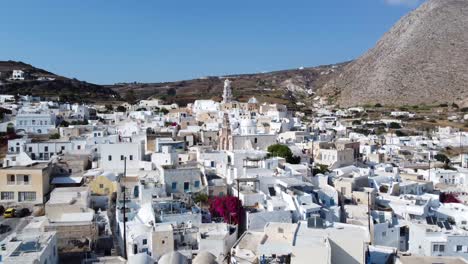 Casas-Y-Hoteles-Junto-Al-Acantilado-Del-Pueblo-De-Santorini-Oia-En-Santorini,-Grecia