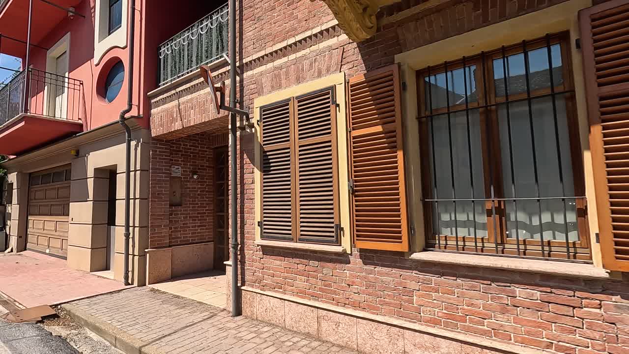 목조 차고 와 정원 풍경 을 가진 벽돌 집