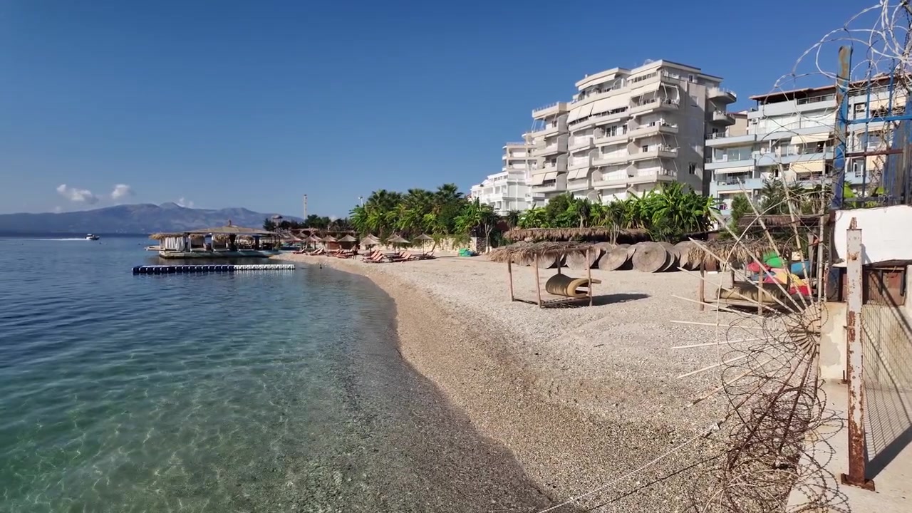 Praia de Saranda, Albânia, perto do porto de ferry, estância de férias da Riviera Albanesa, Mar Jónico.
