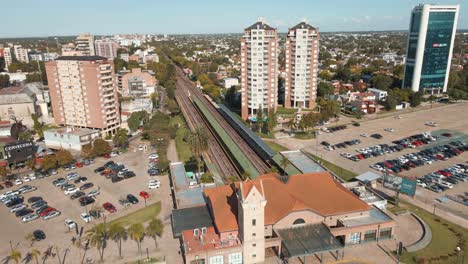 Toma-Aérea-De-Establecimiento-De-La-Estación-De-Tren-Tigre-Sobrevolando-El-Edificio-Y-Las-Vías