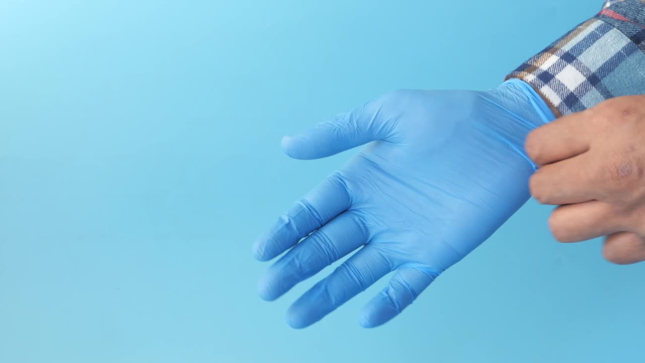 ponerse guantes médicos azules