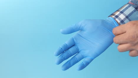 ponerse guantes médicos azules