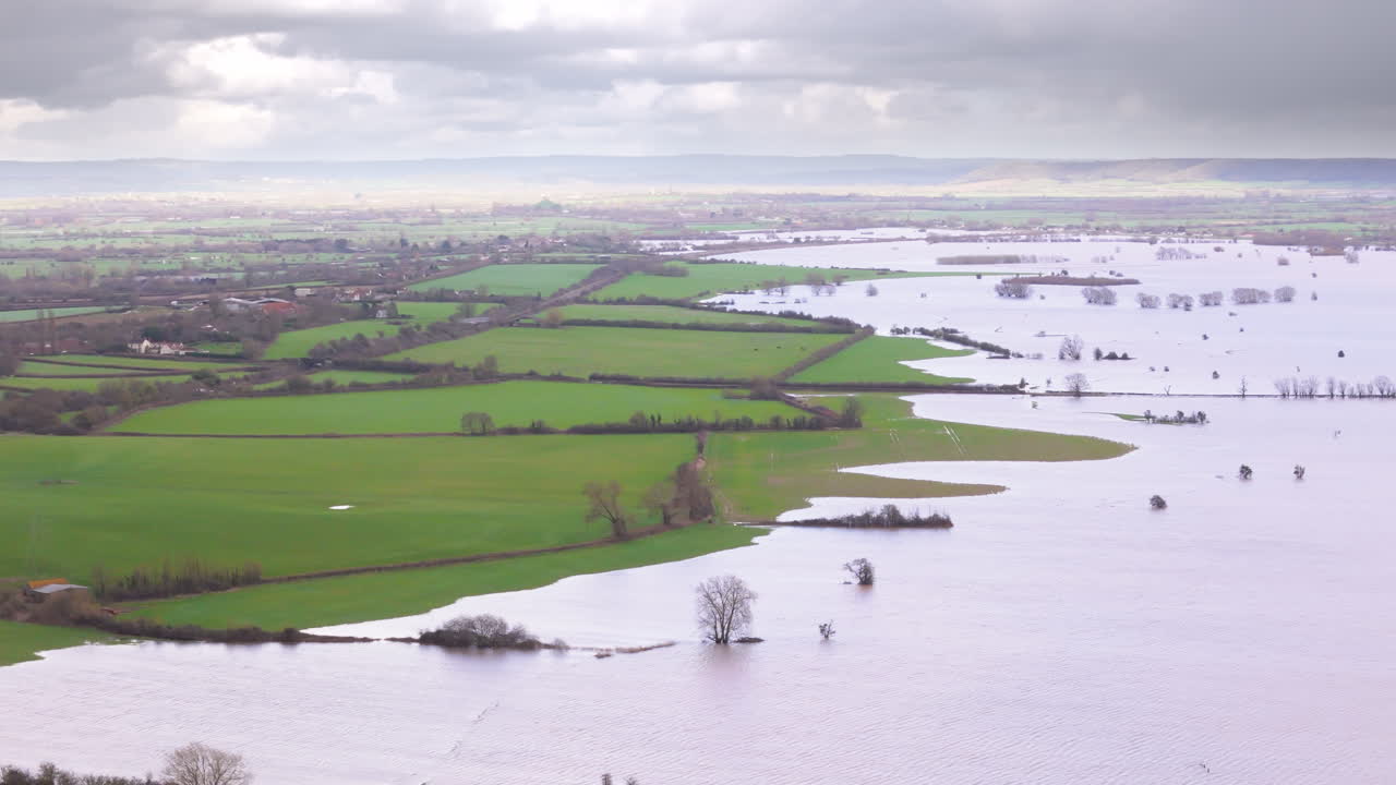 Panoramisk luftfoto af oversvømmet landskab i Somerset efter kraftig regn.