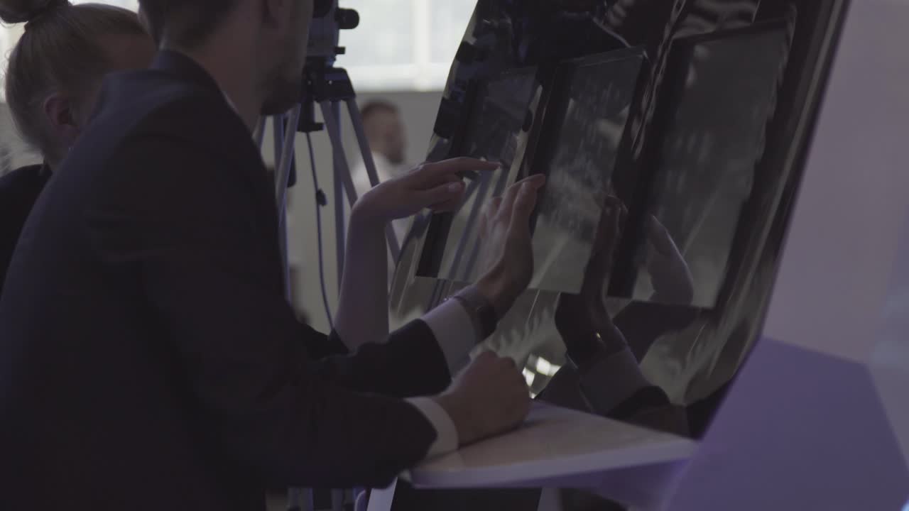 인터랙티브 디스플레이를 보는 사업가들