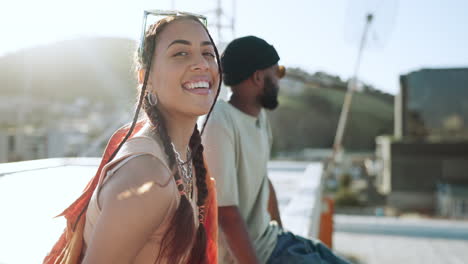 Viento,-Moda-Y-Mujer-En-La-Azotea-De-La-Ciudad-Para-El-Verano