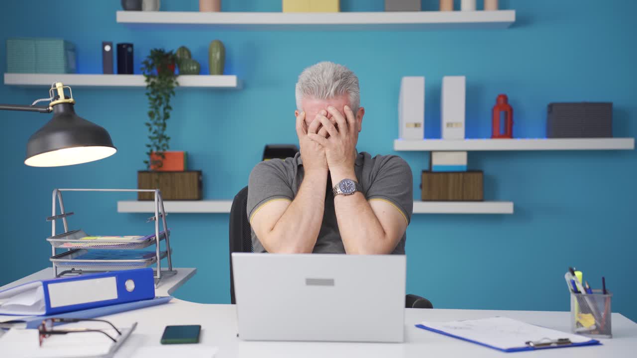 el trabajador de oficina en casa se deprime.