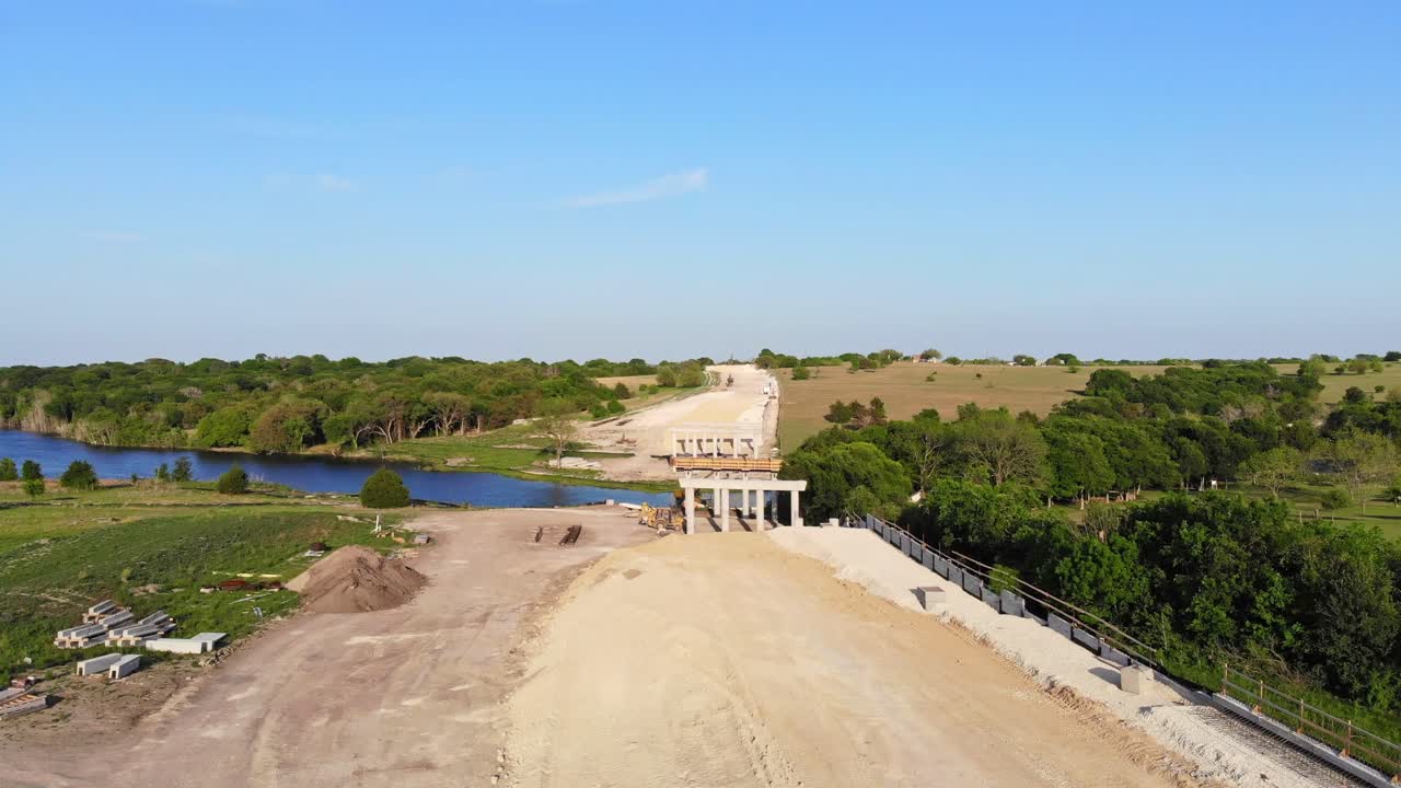 건설 중단 지역 근처에서 시작하여 토양 보존 구역을 가로지르는 도로와 다리의 건설을 향해 날아갑니다.