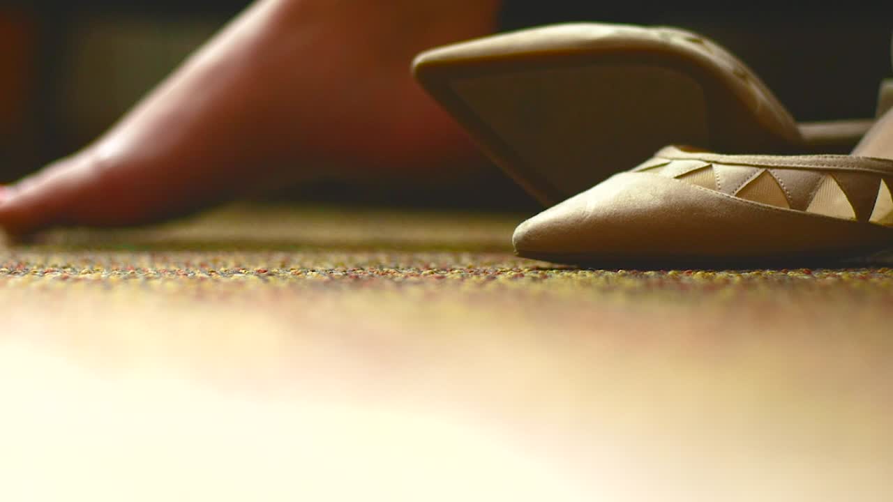 예쁜 신발 슬로우 모션 4k로 발을 움직이는 동안 편안한 여자