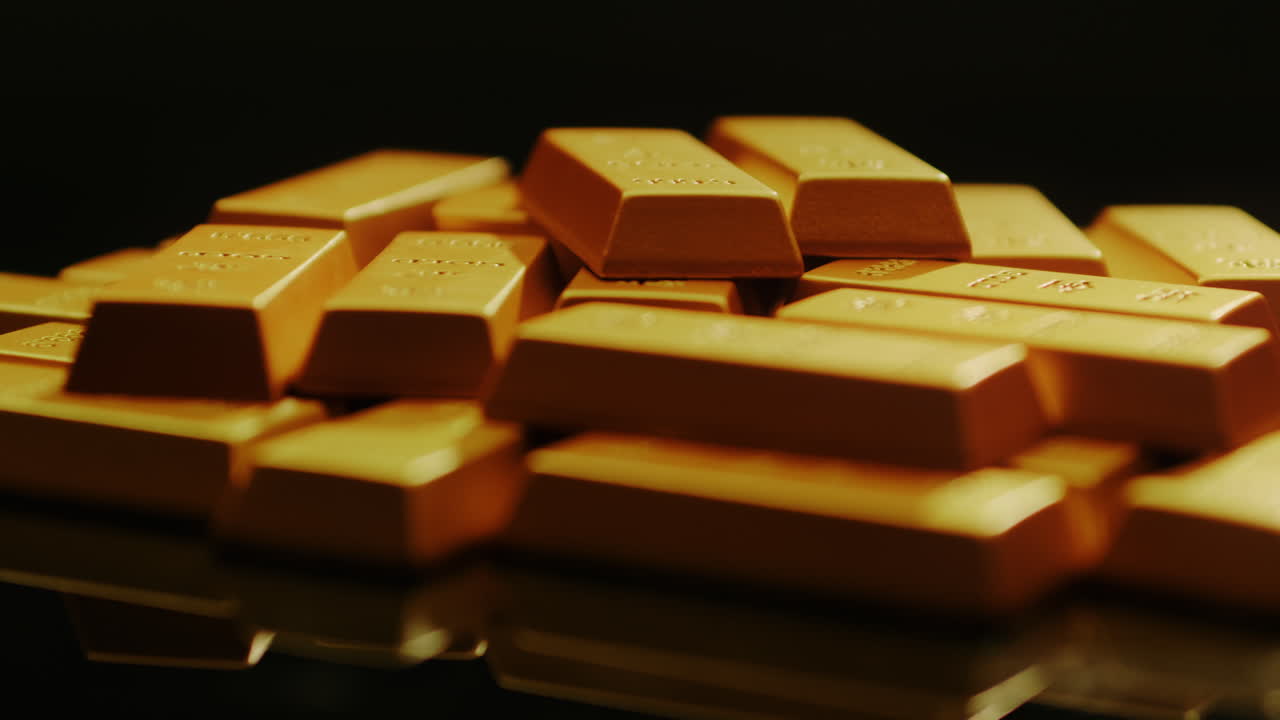 금 ingot 바는 검은 표면에 회전 미세한 금 바, 은행 저장