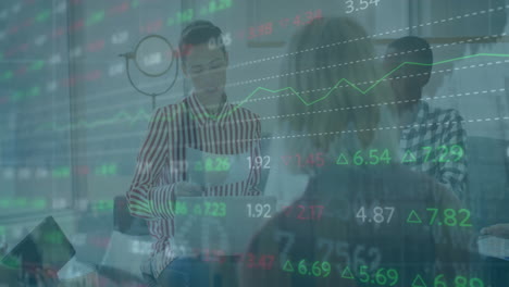 animación del procesamiento de datos financieros sobre diversas personas de negocios en la oficina
