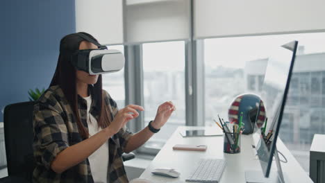 diseñador hábil tocando objetos vr en el interior moderno. mujer probando juegos 3d