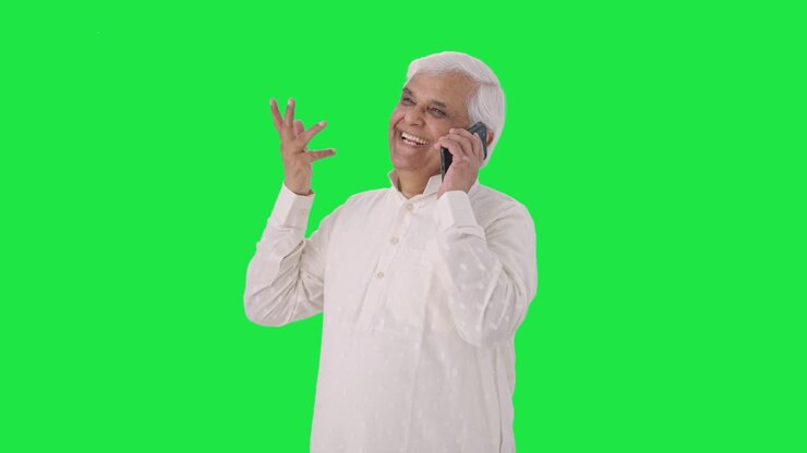 viejo indio feliz hablando por teléfono pantalla verde