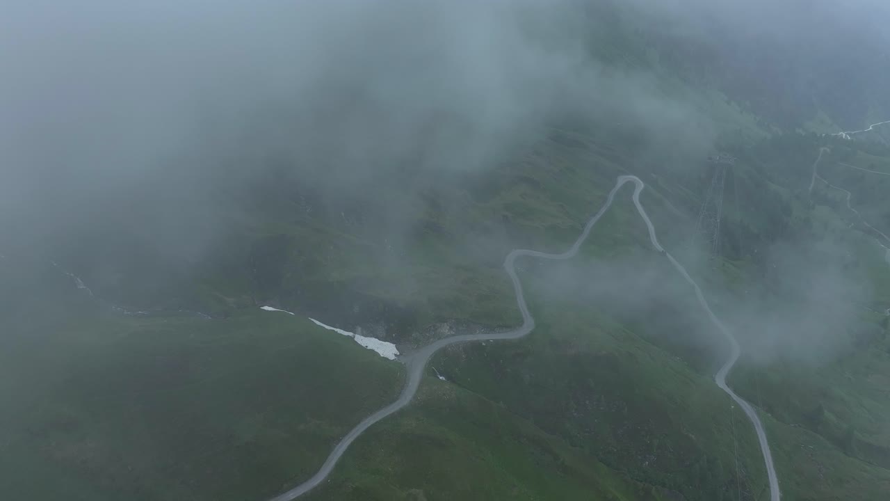 매우 두꺼운 안개가 아래의 풍경을  ⁇ 을 위협합니다.