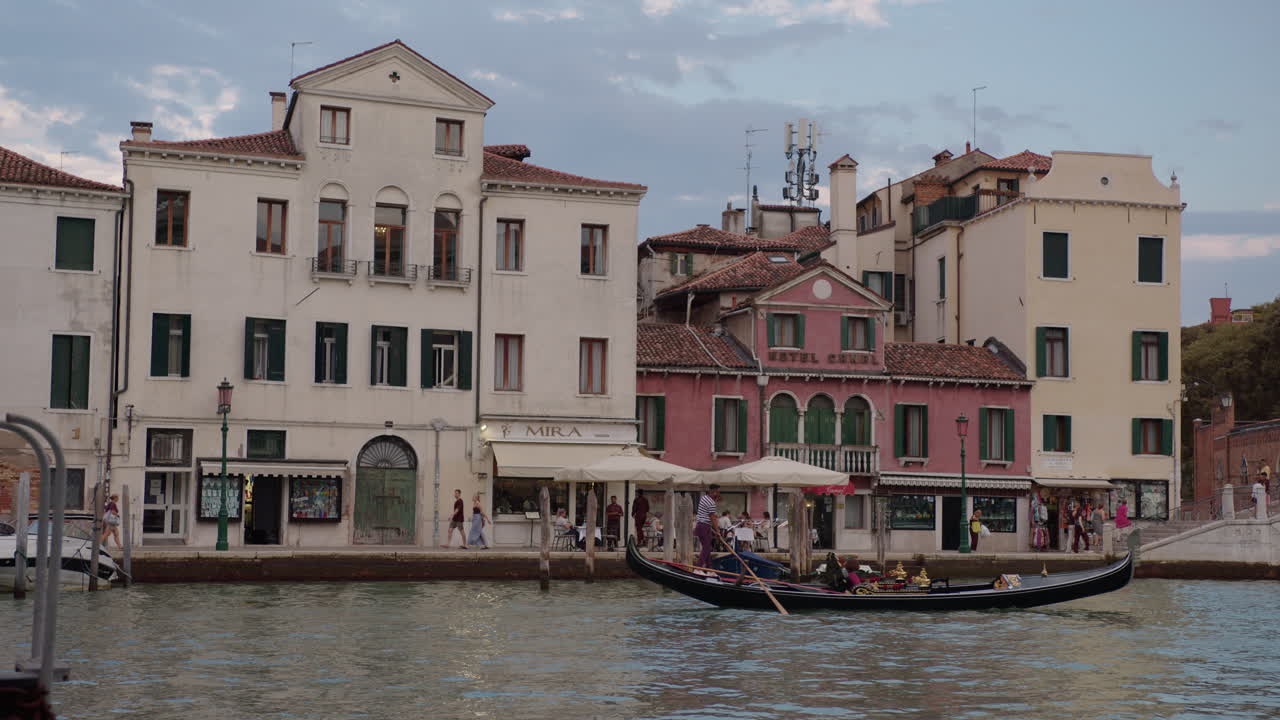 canal de venecia con góndolas y arquitectura vibrante