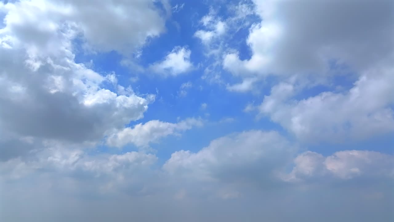 푸른 하늘과 색 구름