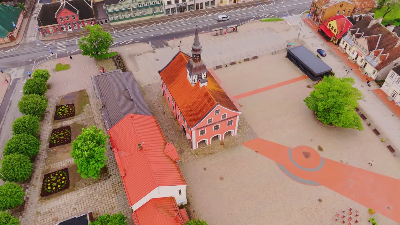 Panoramica aerea di Bauska, in Lettonia, che mostra la piazza principale storica e le antiche case della città