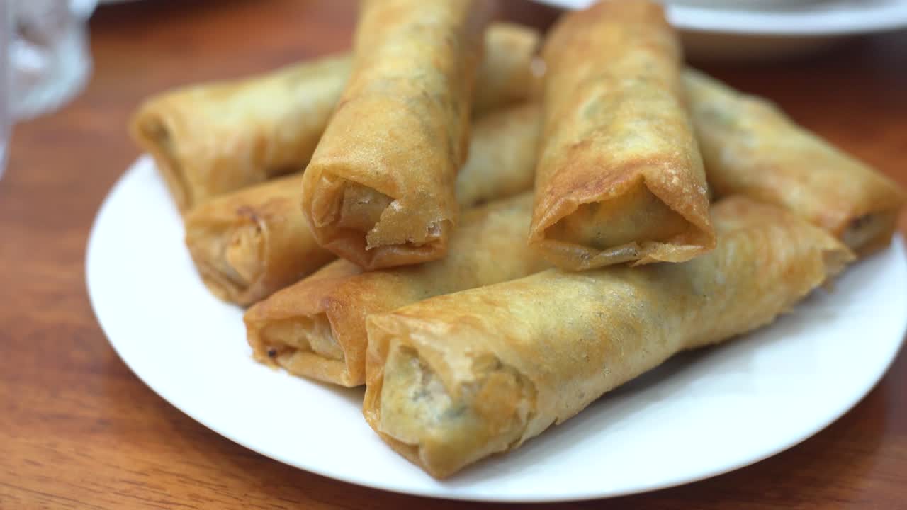 肉と卵のブーラックとレモンのスライス