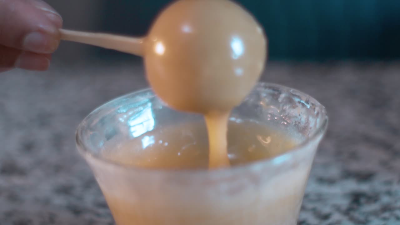 cake pop glaseado con chocolate blanco en cámara lenta