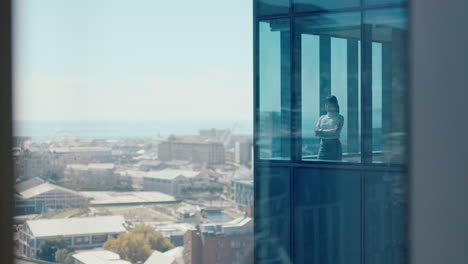 mujer de negocios asiática exitosa mirando por la ventana orgullosa directora general planificando con anticipación pensando en ideas para la futura estrategia de inversión gerente corporativo disfrutando de la carrera de liderazgo en la oficina