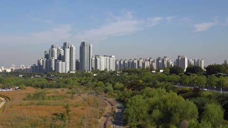 vista de seúl sobre personas en bicicleta y carretera desde el puente dongjak
