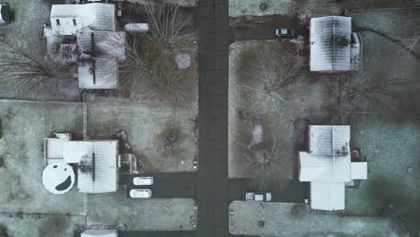 Un-Tiro-De-Arriba-Hacia-Abajo-Volando-Sobre-Un-Barrio-Y-Los-Techos-De-Las-Casas-Están-Cubiertos-De-Nieve