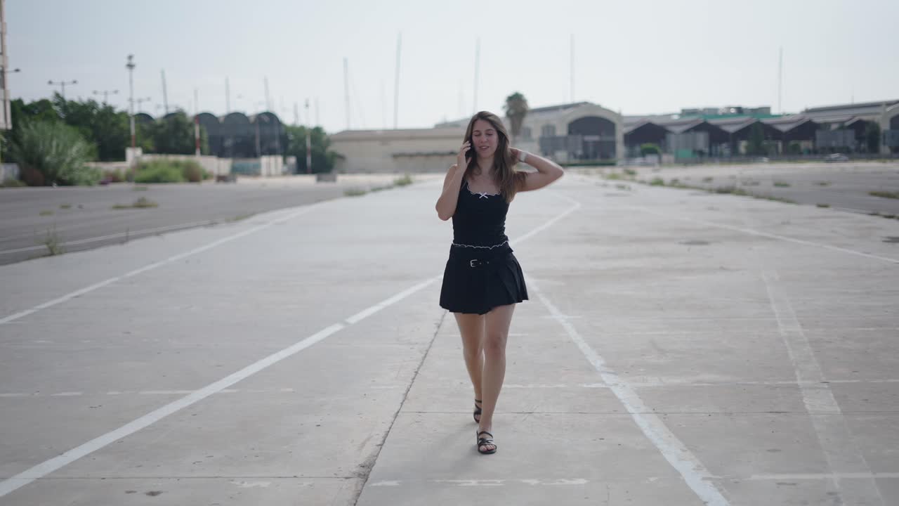 Donna che cammina e parla al telefono