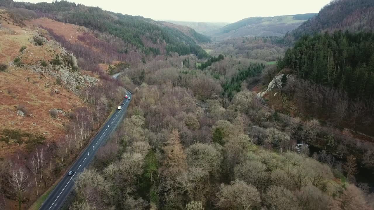 vista aérea del valle galés y automóviles en a470, bosque denso durante el día amplio tiro gales
