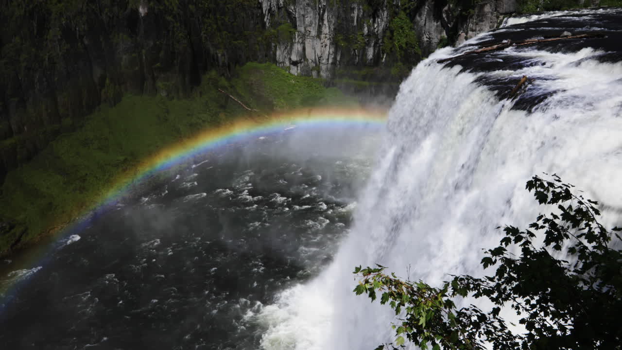 foto fija de un hermoso arco iris sobre las cataratas de la mesa superior en idaho, ee.uu.