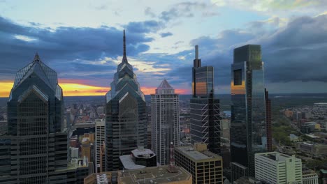 Puesta-De-Sol-Dramática-De-Filadelfia,-Panorama-Aéreo,-Rascacielos-Del-Centro