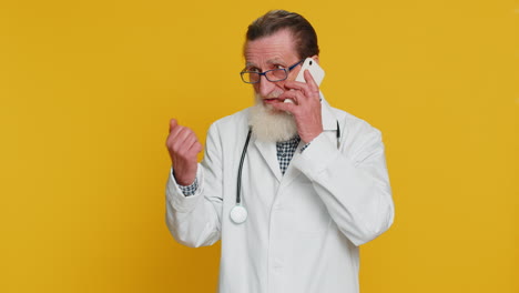 desinteresado cansado médico hombre que tiene molesto conversación aburrida en el teléfono inteligente conversación en línea pelea