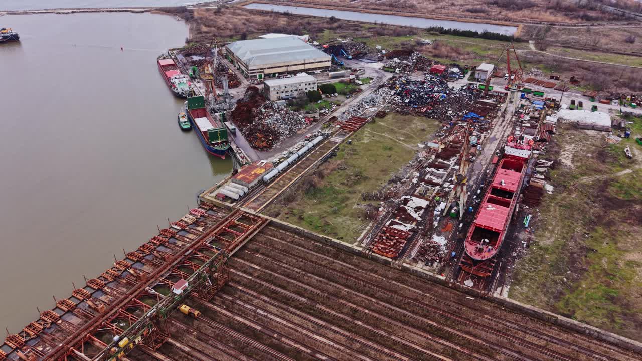 Werft im Bau mit Frachtschiffen, die auf dem Wasser warten