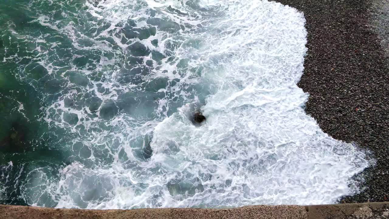 해안을 씻는 청록색 바다, 늦은 일몰