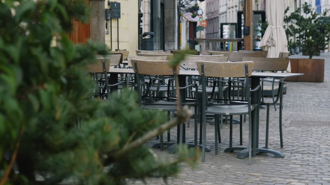 Primo piano di tavoli e sedie vuoti nel bar, ristorante, Lubiana.