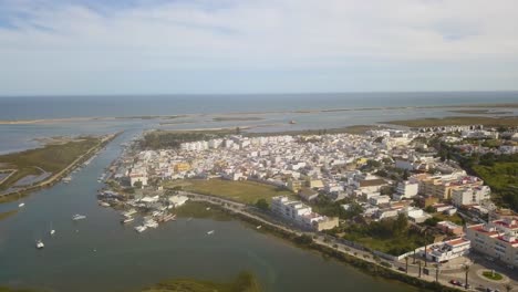 vista aérea sobre el pequeño puerto y pueblo pesquero de fuseta en el algarve portugal