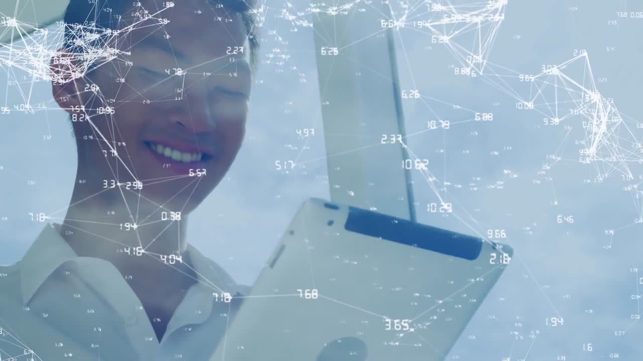 animación de la red de comunicación y procesamiento de datos, sobre una mujer de negocios sonriente que usa una tableta