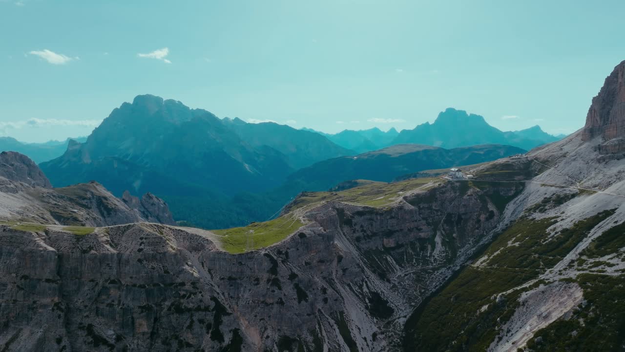 Luchtopname met drone van de Alpen in de Dolomieten, Italië, 4k