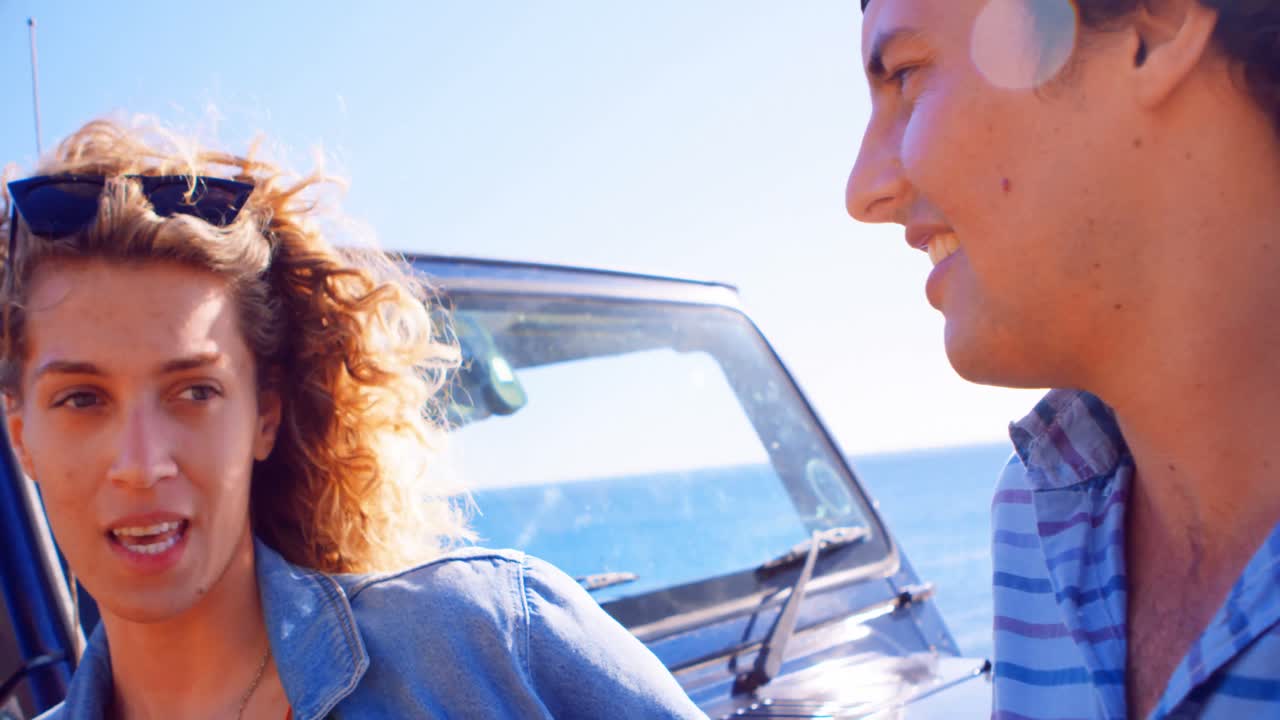 남자와 여자 친구가 해변에서 서로 상호 작용 4k