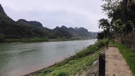 hay tranquilos y tranquilos paseos en barco por el río que corre a lo largo de ambas montañas.