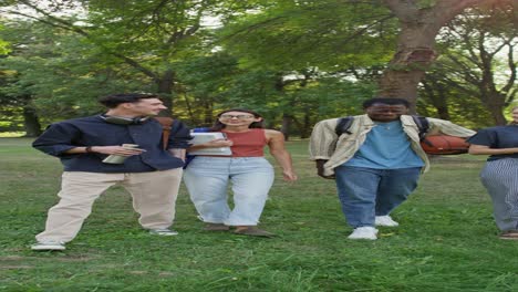 estudiantes caminando en el parque