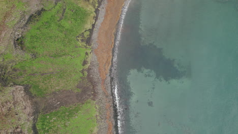 sobrevuelo a vista de pájaro de la colorida costa de la isla mugrienta, en el círculo polar ártico