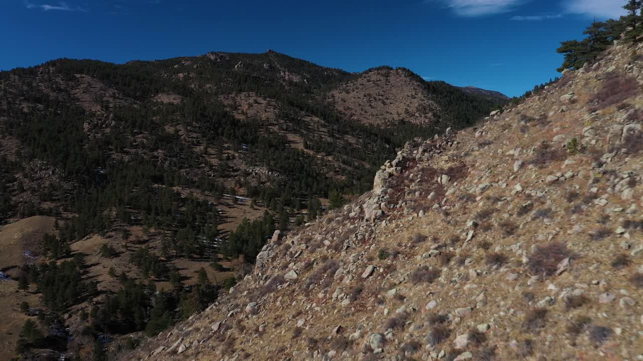 carretera de la cresta de la montaña con toma aérea de la cacerola del coche hacia abajo 4k