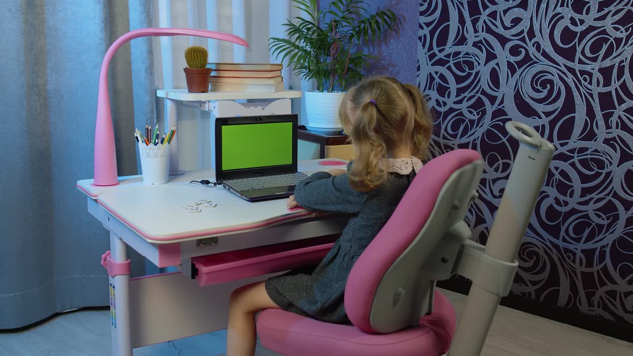 학교로 돌아가기, 어린이를 위한 온라인 학습, 가정에서 원격 수업 교육, 노트북 그린 스크린