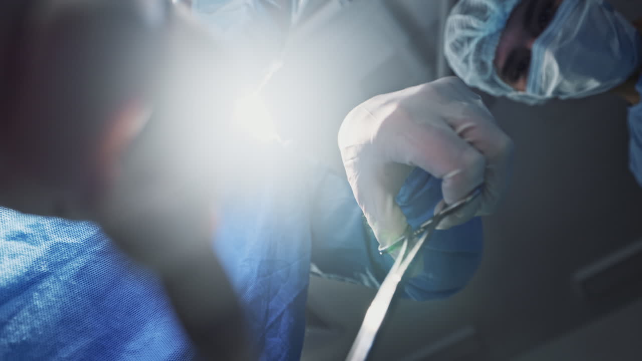 equipo, médicos y ángulo bajo en cirugía