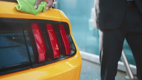 detalles de automóviles de mustang amarillo