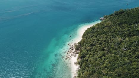 Antenas-De-Drones-Giran-Alrededor-Para-Mostrar-Una-Isla-Tropical-Con-Agua-Azul-Clara-Y-Playas-De-Arena-En-Una-Playa-Nudista